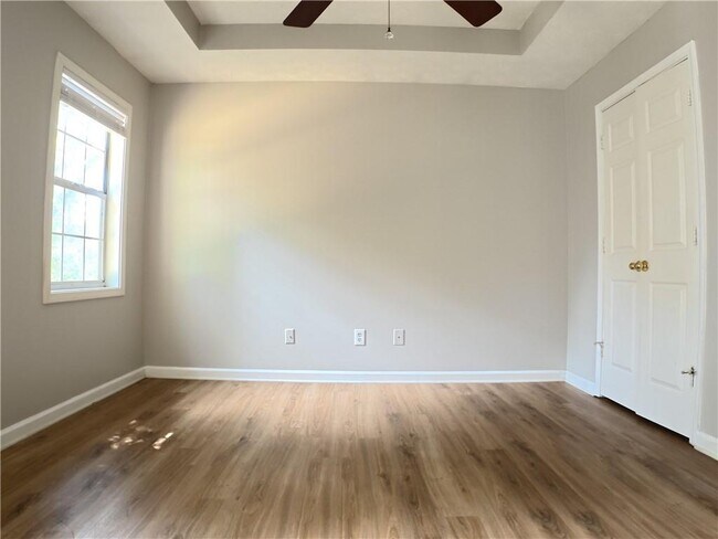 Building Photo - 2575 Overlake Dr