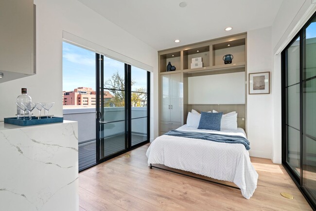 Building Photo - LUX 3BD, 5BA Townhome Near Cherry Creek, C...