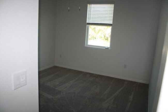 Building Photo - Large 3/3/2 Townhome Carrollwood