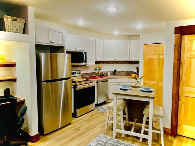 Building Photo - 444 E Montezuma Ave