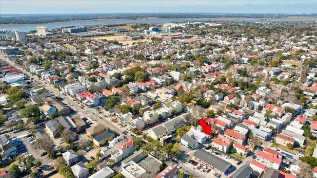 Building Photo - 8 Sires St