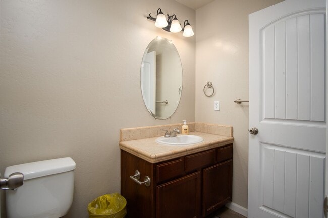 Building Photo - Full Furnished Short or Long-term rental i...
