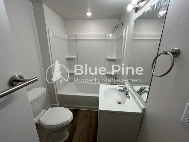 Building Photo - 1288 Lake Ave