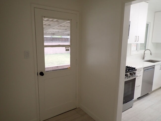 Building Photo - Single Family House in Desirable Neighborhood