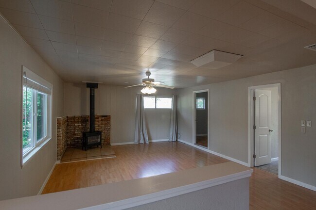 Building Photo - 2 Bedroom North Redding Home with Bonus Room. Completely Fenced!