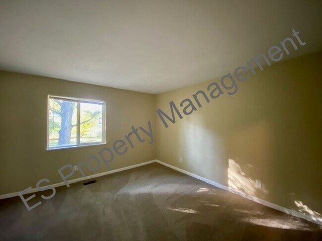 Building Photo - 3 Bedroom 1 Bathroom Ranch Style Home in Perry Township!