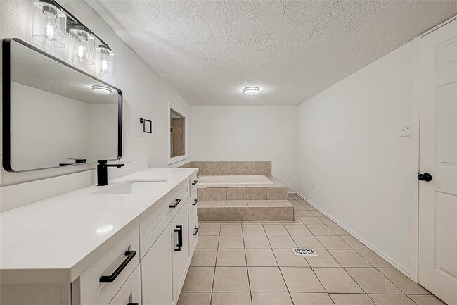 Building Photo - 4104 Scenic Dr