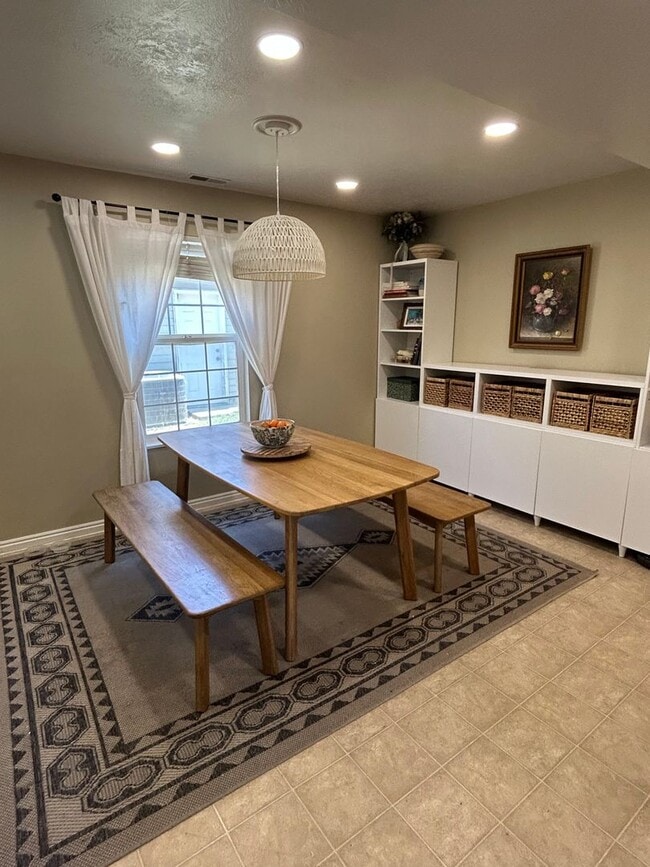 Building Photo - Utilities & Internet Included! 4 Bed 2.5 B...