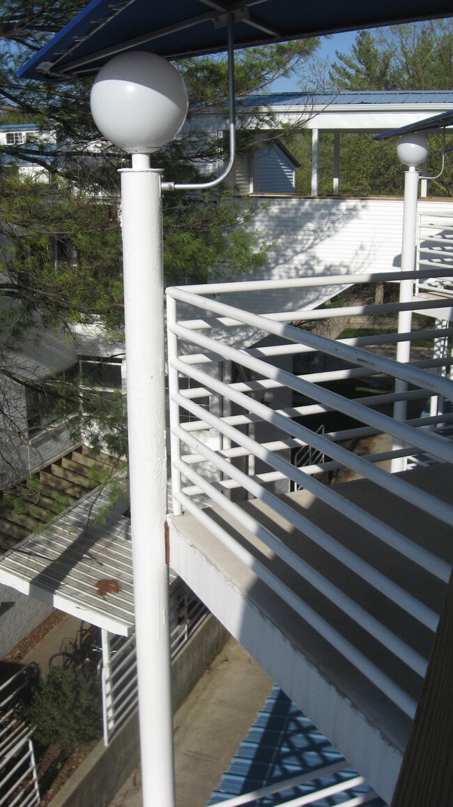 Building Photo - 712 W Elm St