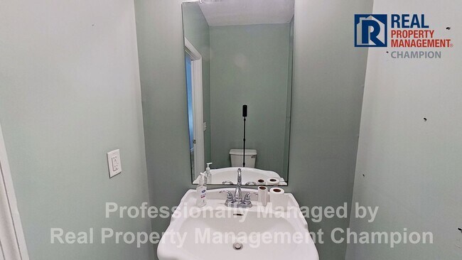 Building Photo - Spacious Home w/Community Access to Intra-...