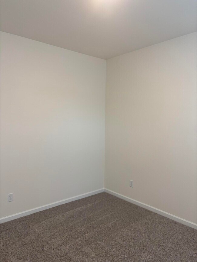 Building Photo - 372 Acorn St