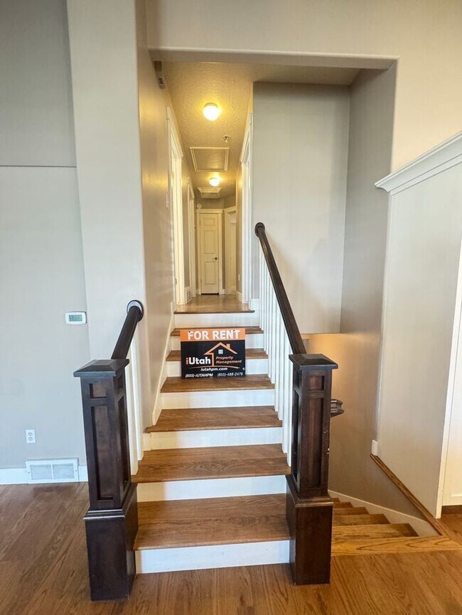 Building Photo - 4 bed 2 bath 2 car garage. Dog Friendly