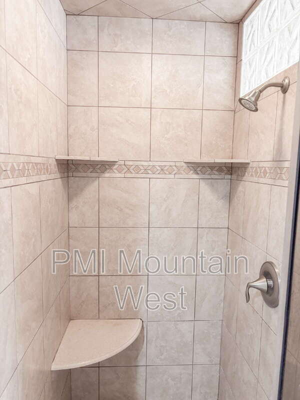 Building Photo - 208 Lyman Ln