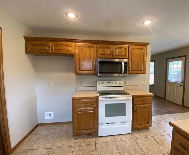 Building Photo - 984 Bates Dr