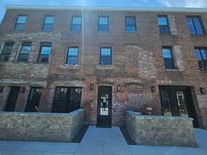 Building Photo - 406 Main St