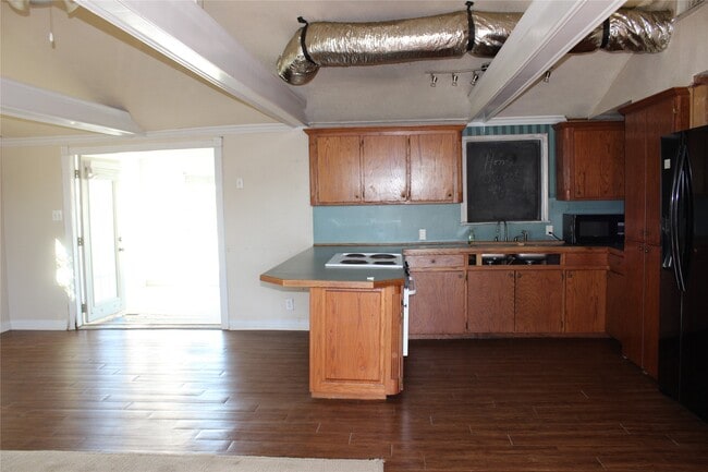 Building Photo - 440 Creek Dr