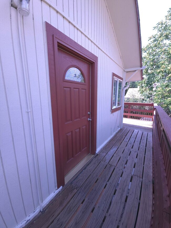 Building Photo - 943 Broadway