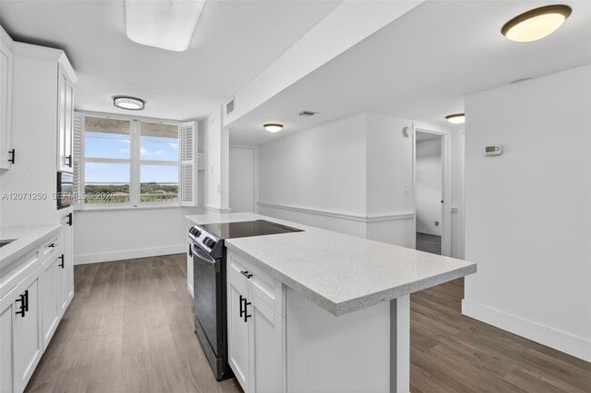 Building Photo - 250 Jacaranda Dr