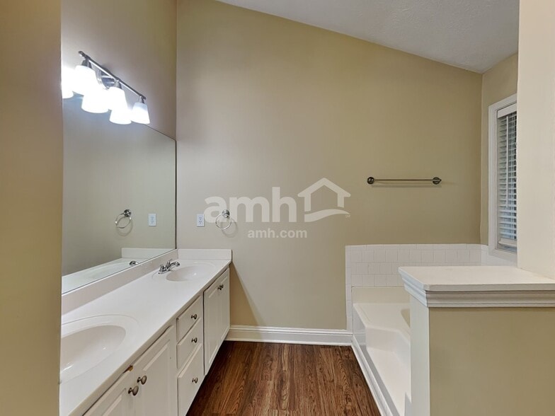 Building Photo - 2710 Meadow Gate Way