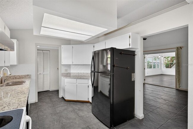 Building Photo - 5883 Darren Ct