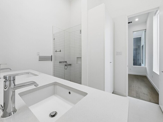 Building Photo - 4814 Manett St