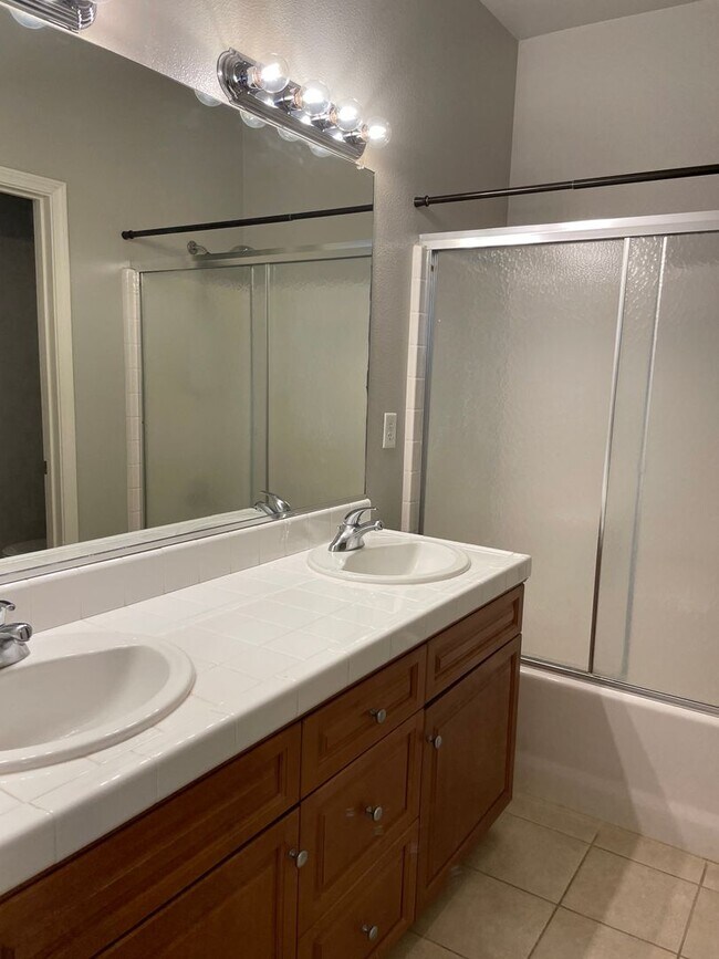 Building Photo - 714 W Riviera Ln