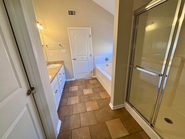 Building Photo - 4477 Country Glen Cir