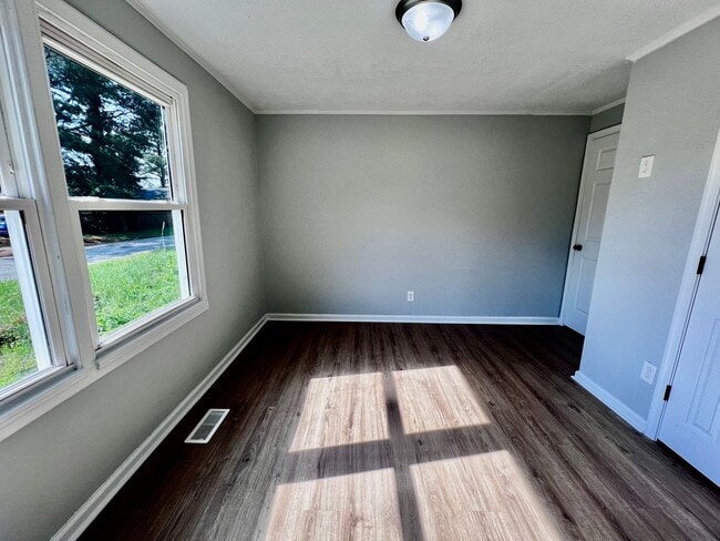 Building Photo - MOVE IN INCENTIVE: $500 FIRST FULL MONTHS ...