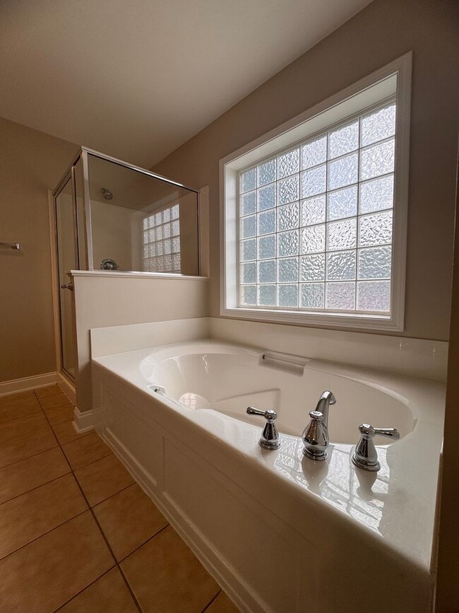 Building Photo - Stunning 5 Bedroom 4 Bath Home with 3 Car ...