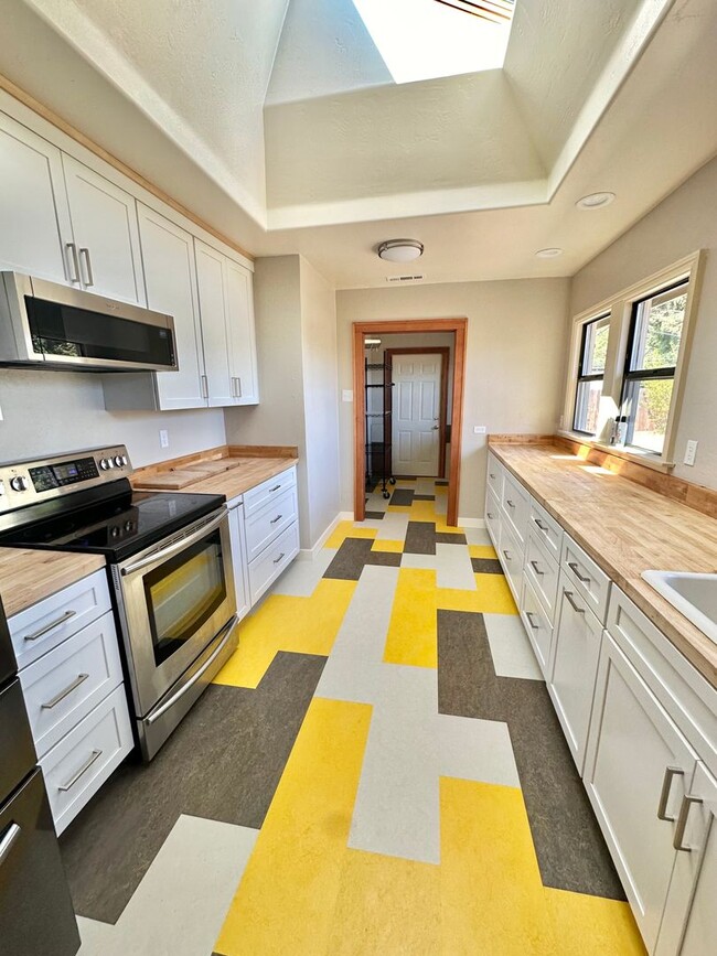 Building Photo - 3 Bedroom 2 Bath House