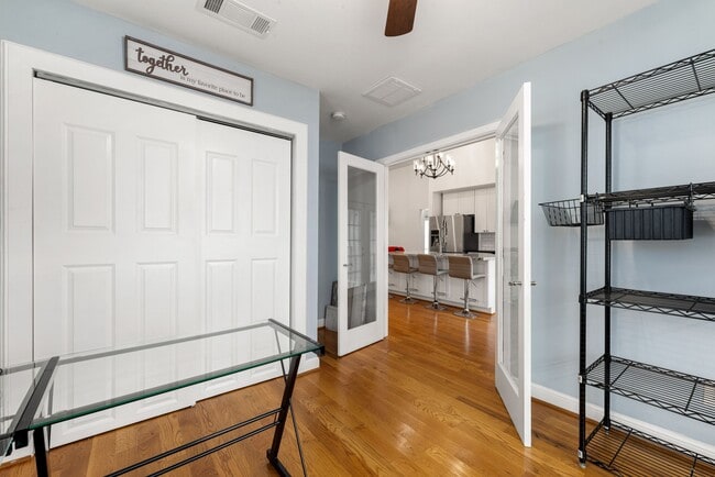 Building Photo - 2116 Live Oak St