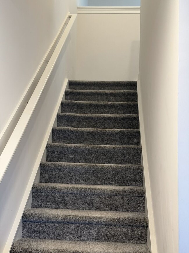 Building Photo - 3 Bedroom 2.5 Bath Townhome is the Madison Park area!!!