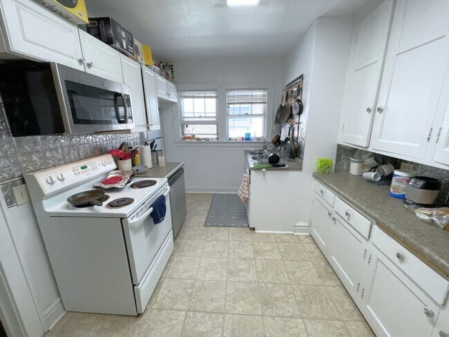 Building Photo - 33 Lathrop St