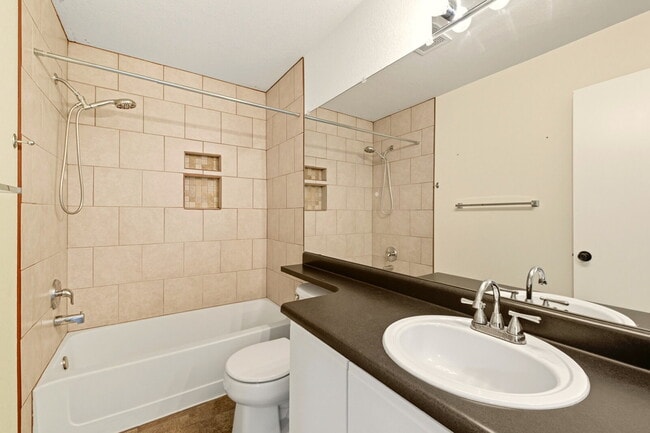 Building Photo - 3 Bed 2.5 Bath Home in Green Valley Ranch!