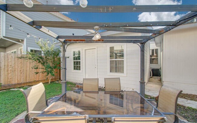 Building Photo - 2111 Summer St