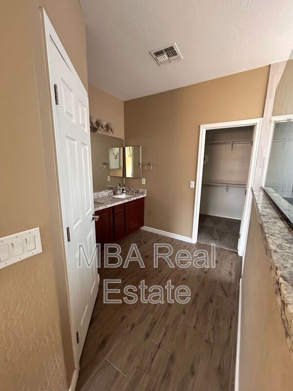 Building Photo - 1407 E Gary Way