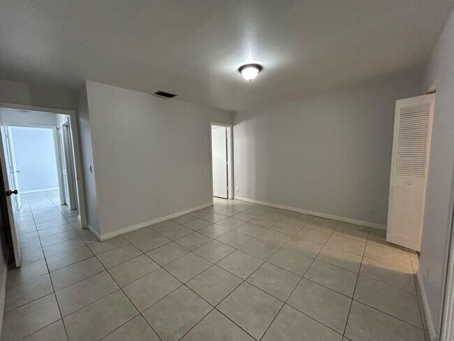 Building Photo - 725 Sunny Pine Way