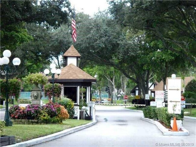 Building Photo - 3730 Inverrary Dr