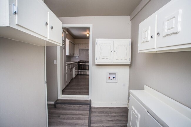 Building Photo - Spacious 4 Bed 2 Bath with Big Backyard