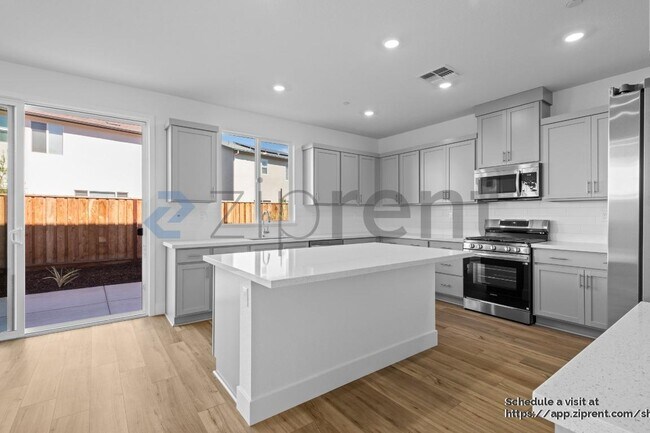 Building Photo - 3335 Cascade Dr