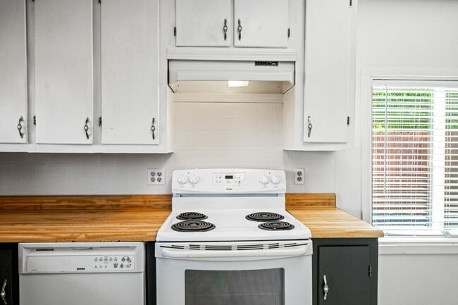Building Photo - Adorable and clean country property locate...
