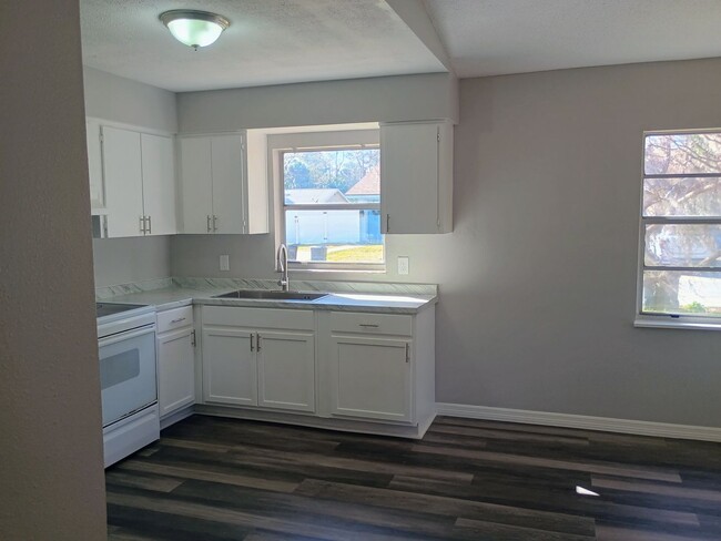 Building Photo - Adorable 2 bedroom 2 bathroom Duplex! Comp...