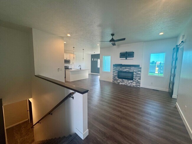 Building Photo - ** SECURITY DEPOSIT SPECIAL** 5 bedroom 3 bath in SW Lincoln