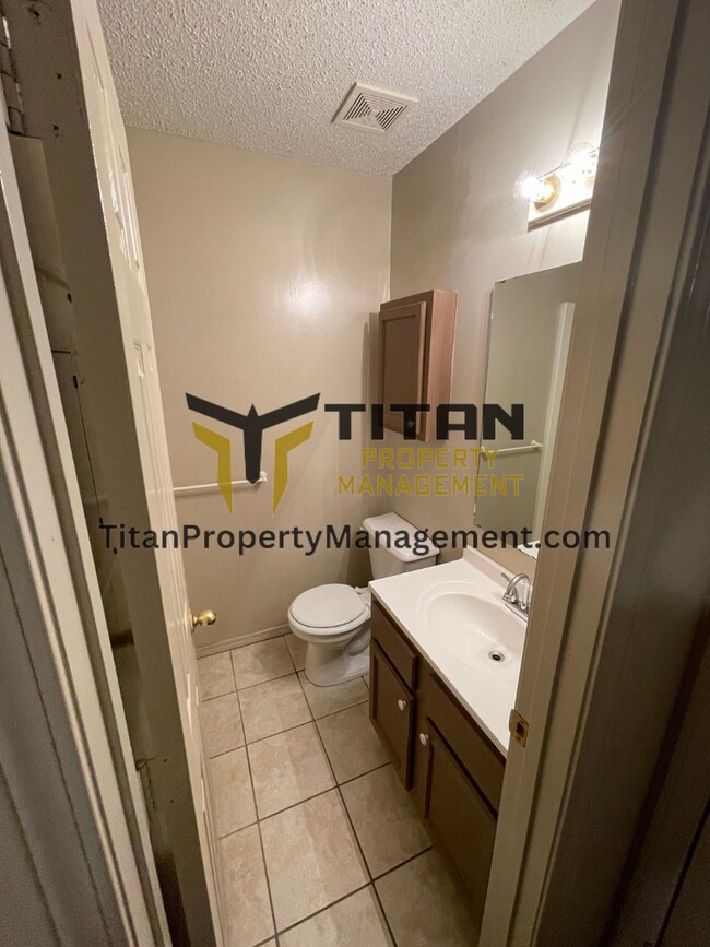 Building Photo - 2 Bed/2 Bath Apartment