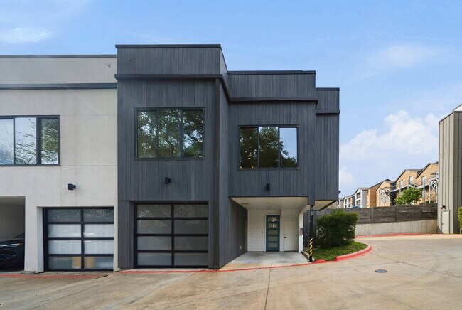 Building Photo - Spacious 3-Bed, 3-Bath Condo with Scenic Views in Vibrant Austin!