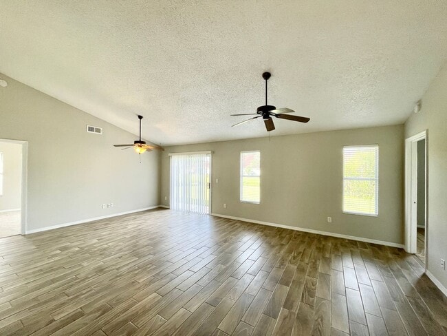 Building Photo - Cute 4/2 EAST Orlando Home in Wedgefield!