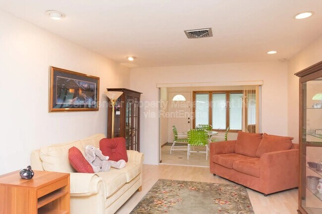Building Photo - 423 Whispering Oaks Ct