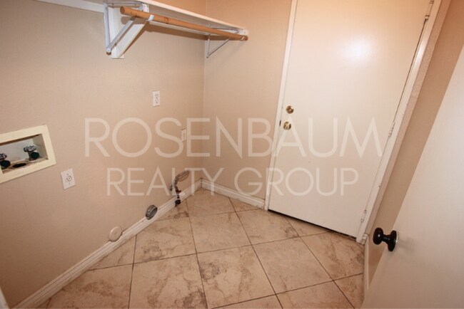 Building Photo - Charming 4-beds, 2-baths home in Wildflowe...