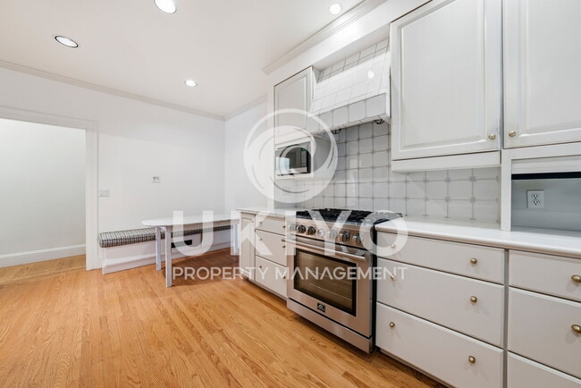 Building Photo - 860 Portal Ave