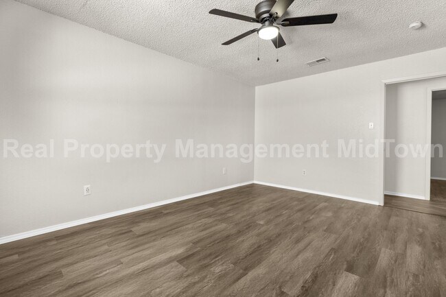 Building Photo - Spacious 2-Bedroom Duplex in South Fort Wo...